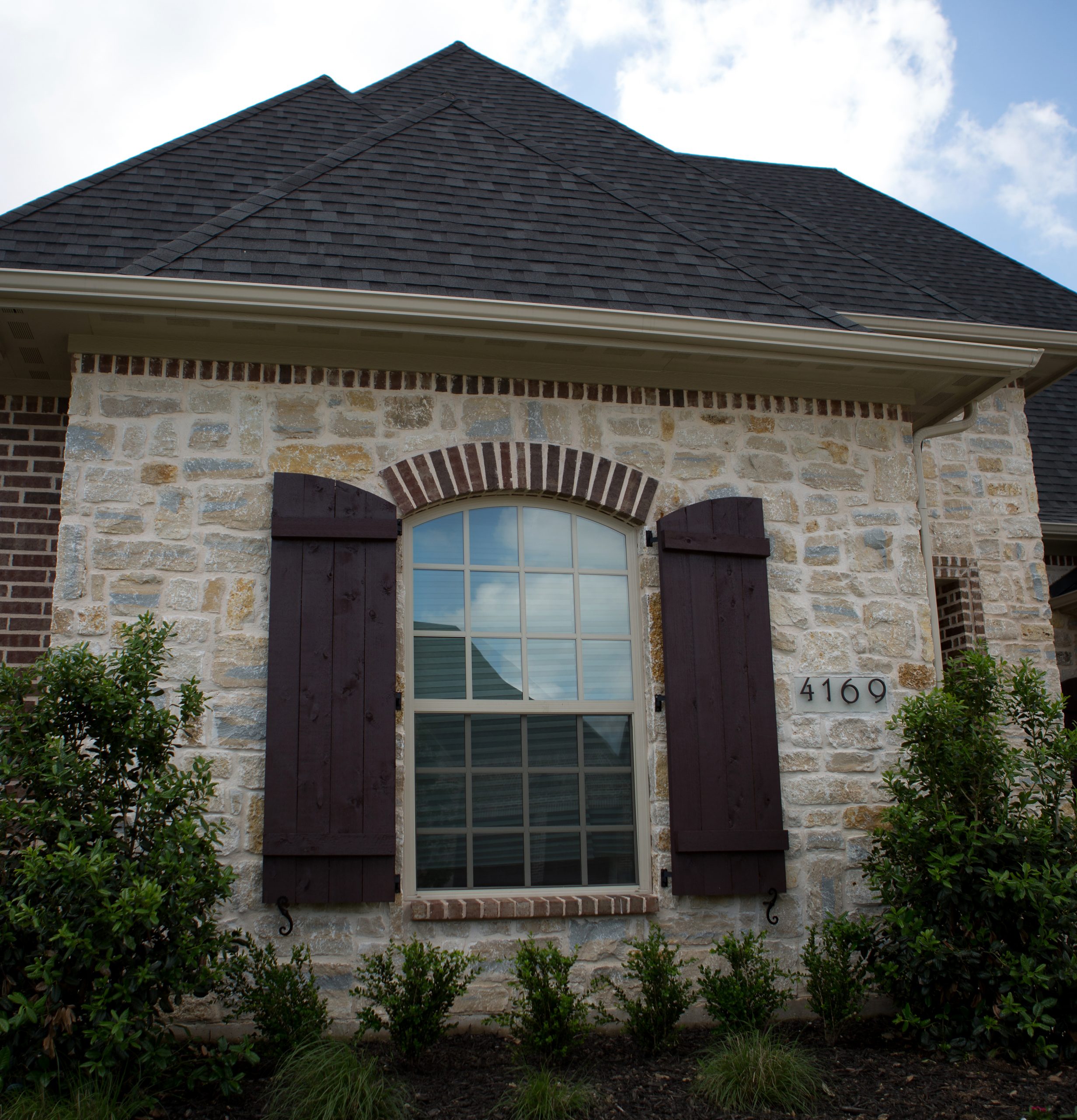 Granbury chopped limestone stacked for a landscape wall